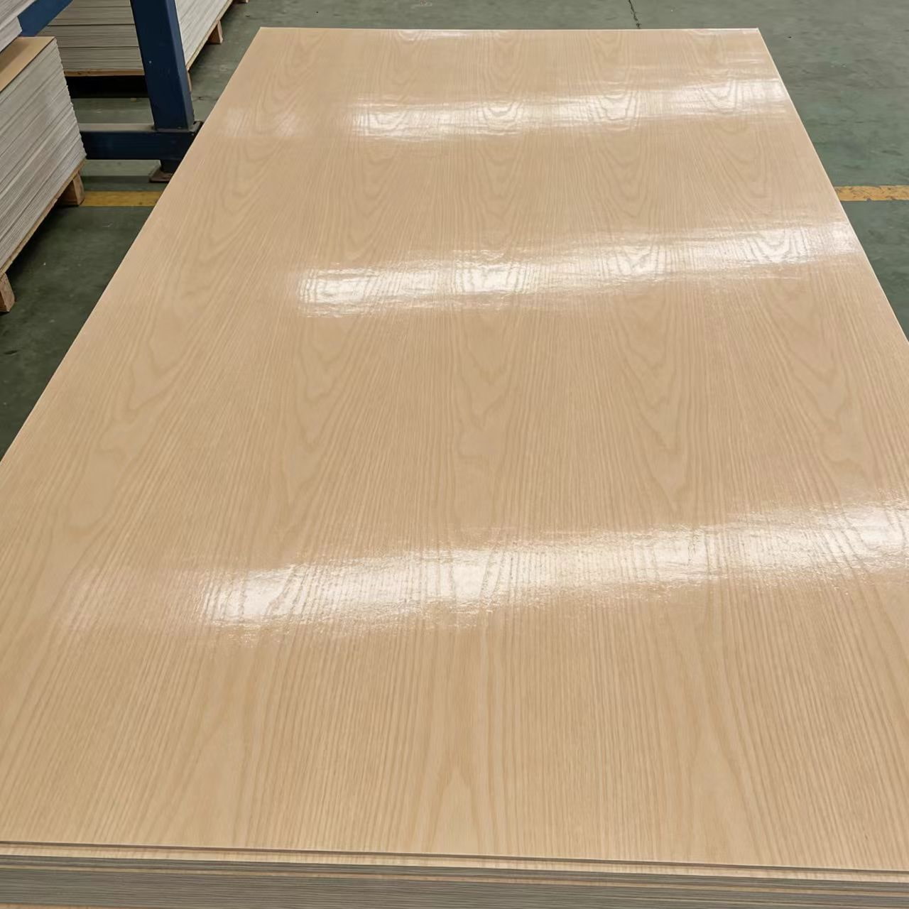 Для ПВХ нужна грунтовка или достаточно клея?